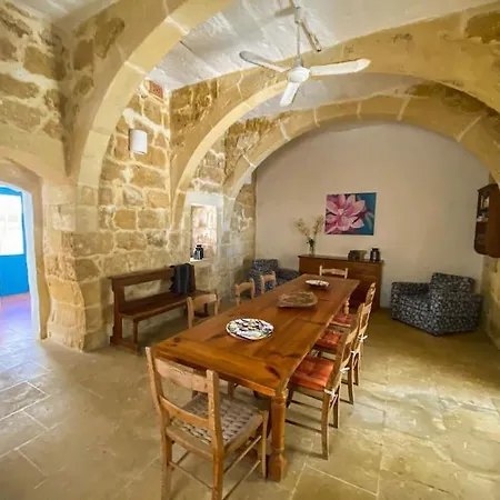 Ta'giannmarie Farmhouse. Traditional Farmhouse With Large Private Pool. Villa Għajn Melel